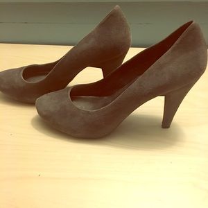 Gray suede classic. Retro, timeless pumps